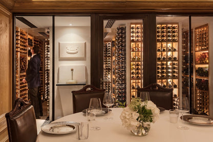 La table de la cave à vin chez Hélène Darroze à l'hôtel Connaught